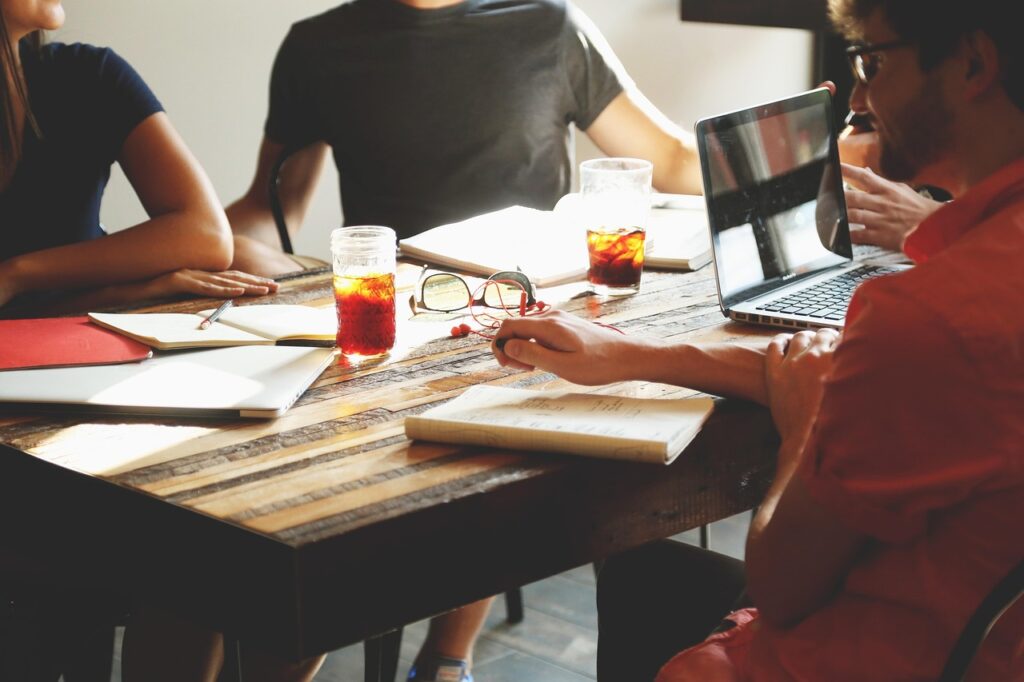 startupstockphotos meeting 594091 1280